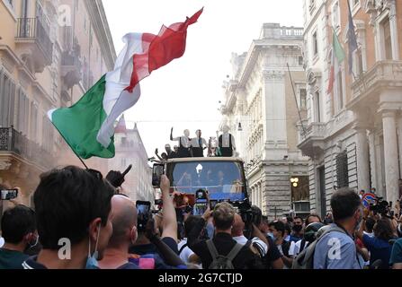 Rom, Italien. Juli 2021. Rom, die Spieler der italienischen Fußballnationalmannschaft, Gewinner der Europameisterschaft, feierten in der Via del Corso nach dem Treffen mit Premierminister Mario Draghi. Bild: Kredit: Unabhängige Fotoagentur/Alamy Live News Stockfoto