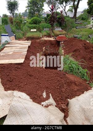 Editorial, East Jakarta, Indonesien, Datuk Merrah oder Merah, 11. Juli 07, 2021, Liang Lahat, Grave Hole, Stockfoto