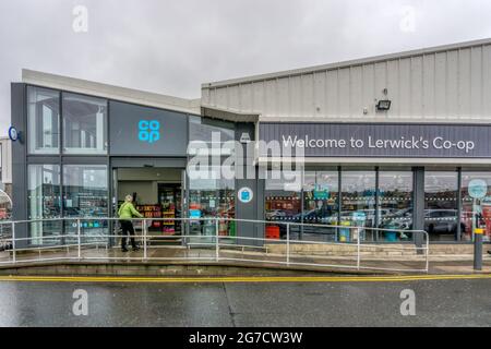 Lerwick Co-Op Supermarkt im Regen, Shetland. Stockfoto