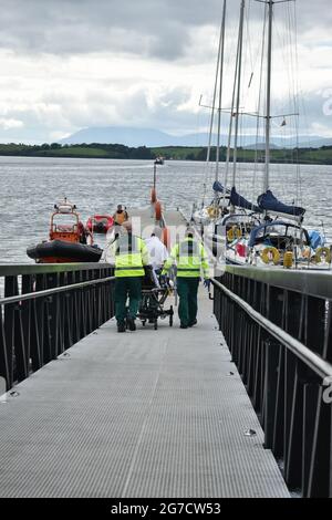 Bantry, West Cork, Irland. Juli 2021. Frau verletzte sich selbst, als sie am Zetland Pier entlang ging und an Felsen rutschte, Rettungsboot-Rettung von Bantry half ihr, an die Küste zu gelangen, der irische Krankenwagen der Air war ebenfalls am Tatort. Kredit: Karlis Dzjamko/Alamy Live Nachrichten Stockfoto