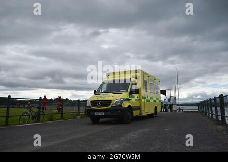 Bantry, West Cork, Irland. Juli 2021. Frau verletzte sich selbst, als sie am Zetland Pier entlang ging und an Felsen rutschte, Rettungsboot-Rettung von Bantry half ihr, an die Küste zu gelangen, der irische Krankenwagen der Air war ebenfalls am Tatort. Kredit: Karlis Dzjamko/Alamy Live Nachrichten Stockfoto