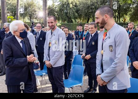 Rom, Italien. Juli 2021. Il Presidente della Repubblica Sergio Mattarella con Giorgio Chiellini e Leonardo Bonucci, die UEFA EURO 2020 Trophäe als Spieler und Mitarbeiter der italienischen Fußballnationalmannschaft kommen zu einer Zeremonie im Quirinale Präsidentenpalast in Rom am 12. Juli 2021, Einen Tag nachdem Italien das UEFA EURO 2020 Finale zwischen Italien und England gewonnen hatte. Giandotti - Uff Stampa /Spaziani Credit: dpa/Alamy Live News Stockfoto