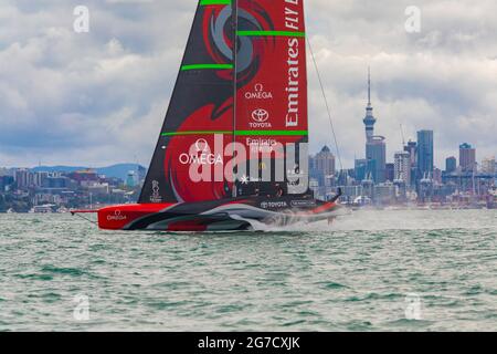 Der 36. America’s Cup wird von PRADA, Race Nine, Emirates Team New Zealand (NZ), Auckland, Neuseeland, präsentiert. März 2021. Stockfoto