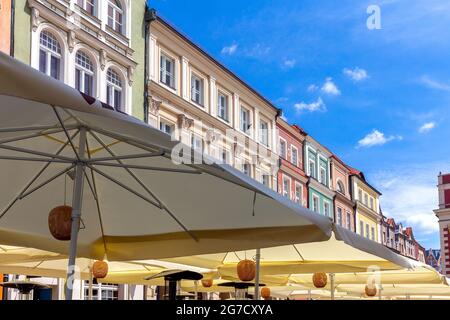 Die bunten Fassaden mittelalterlicher Häuser auf dem Marktplatz an einem sonnigen Tag. Posen Polen. Stockfoto