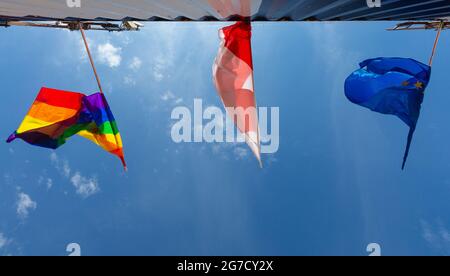 Regenbogen-LGBT-Flaggen an einem sonnigen Tag gegen den blauen Himmel. Posen. Polen. Stockfoto