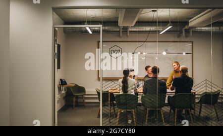Geschäftsteams klatschen nach einem erfolgreichen Geschäftstreffen. Gruppe von Geschäftsleuten im Sitzungsraum. Stockfoto