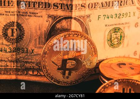 Haufen Goldbitmünzen und ein-Dollar-Schein Stockfoto