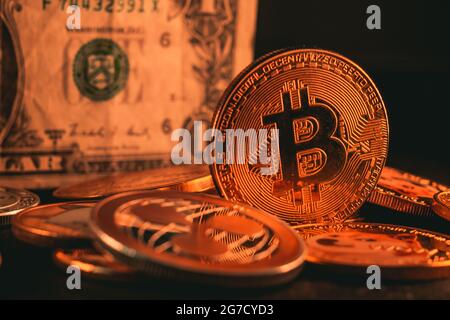 Haufen Goldbitmünzen und ein-Dollar-Schein Stockfoto