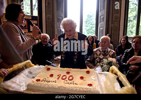 Mrs.Carla feiert 100 Jahre mit einer Geburtstagstorte im privaten Altersheim, in der Fastenzeit sul Seveso, Mailand, Italien. Stockfoto