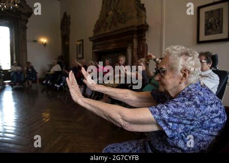 Frau Carla, 100 Jahre alt, macht Gesundheitsübungen im privaten Altersheim in der Fastenzeit sul Seveso, Mailand, Italien. Stockfoto