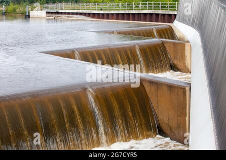 Das bewegliche Wehr am Fluss Aire in Knostrop - Teil des Leeds Flood Linderung Scheme Stockfoto