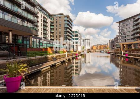 Leeds Dock, eine gemischte Entwicklung von Wohn-, Handels- und Büroimmobilien rund um die historischen Grachtendocks im Zentrum von Leeds Stockfoto