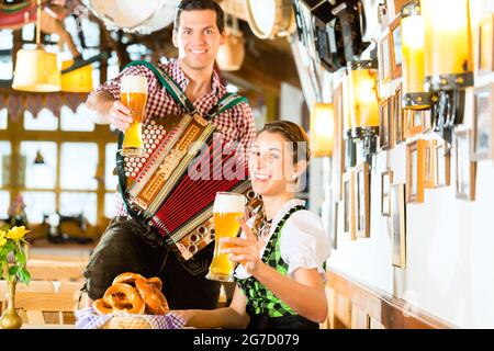 Bayerisches Restaurant mit Musik, Gäste, Weißbier und Brez ' n Stockfoto