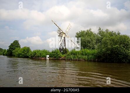 Ein Blick auf die restaurierte Boardman's Drainage Windmill vom River Ant auf den Norfolk Broads in How Hill, Norfolk, England, Vereinigtes Königreich. Stockfoto