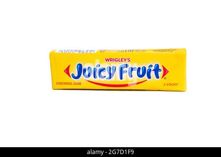 Tjumen, Russland-25. Mai 2021: Wrigleys saftiges Fruchtkaugummi isoliert auf weißem Hintergrund. Produziert von Wrigley Company Stockfoto