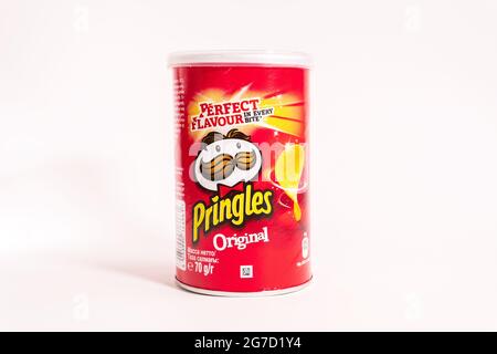 Tjumen, Russland-21. Juni 2021: Pringles Chips sind original, Pringles ist eine Marke von Kartoffelsack Chips Stockfoto