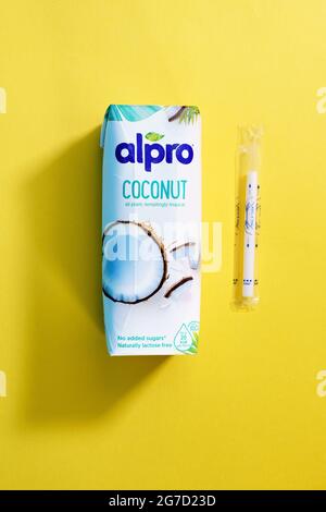 Tjumen, Russland-17. april 2021: Nicht-Milchmilch Alpro. Kokosnussgemüsegetränke Stockfoto