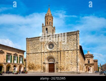 Fassade der Kathedrale von Atri, Italien Stockfoto