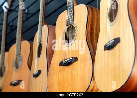 Gitarren zum Verkauf im Music & Beans Coffee Shop und im Gitarrengeschäft in Green Lanes, Harringay, London, Großbritannien Stockfoto