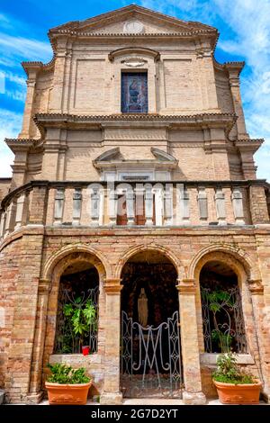 Außenansicht der Kirche von San Francesco, Atri, Italien Stockfoto