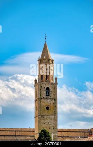 Glockenturm der Kathedrale von Atri, Italien Stockfoto