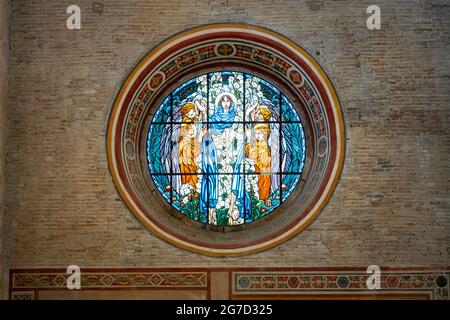 Glasmalerei in der Kathedrale von Teramo, Italien Stockfoto