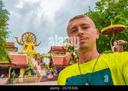 Junge Touristen Rucksacktouristen mit dem goldenen Big Buddha im Wat Phra Yai Tempel auf Koh Samui Thailand. Stockfoto