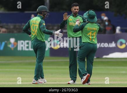 Der Südafrikaner Keshav Maharaj (Mitte) feiert das Dickicht von Paul Stirling, nachdem er beim zweiten eintägigen internationalen Spiel im Village in Dublin, Irland, mit Teamkollegen ausgekeilt wurde. Bilddatum: Dienstag, 13. Juli 2021. Stockfoto