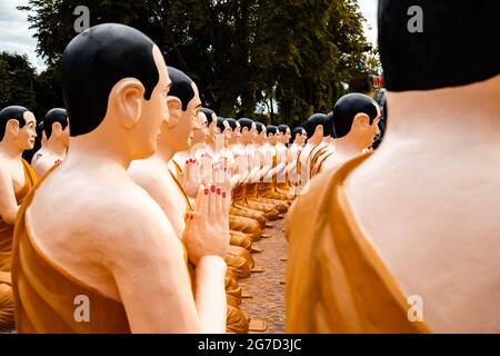 Wat Chak Yai Tempel, goldener buddha und Hunderte von Mönchen, in Chanthaburi, Thailand Stockfoto