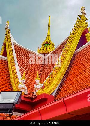Wunderschönes farbenprächtiges Wat Phra Yai buddhistisches Tempeldach und Architektur auf Koh Samui Insel Surat Thani Thailand. Stockfoto