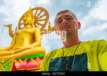 Junge Touristen Rucksacktouristen mit dem goldenen Big Buddha im Wat Phra Yai Tempel auf Koh Samui Thailand. Stockfoto