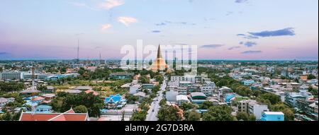 Wat Phra Pathom Chedi Ratchaworamahawihan oder Wat Phra Pathommachedi Ratcha Wora Maha Wihan, in Nakhon Pathom, Thailand Stockfoto