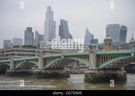 City of London, Großbritannien. 13. Juli 2021. Feuchtes Wetter in London mit einem langanhaltenden Hitzezauber, um morgen den Südosten Englands zu erreichen. Die Wolkenkratzer der City of London ragen im Vordergrund über die Southwark Bridge. Quelle: Malcolm Park/Alamy Live News. Stockfoto