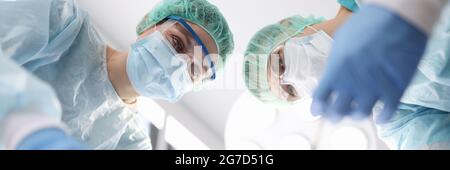 Gruppe von Ärzten, die chirurgische Operation in der Klinik Stockfoto