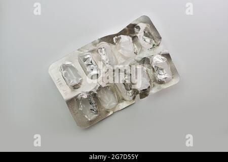 Leere Einweg-Blisterverpackung für Pillen aus Aluminium und Kunststoff auf hellgrauem Hintergrund, Konzept für Gesundheit und Abfallvermeidung, mikr Stockfoto