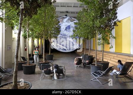 Gaia, eine Kunstinstallation des britischen Künstlers Luke Jerram über unseren Planeten Erde, in Base, Mailand, Italien. Stockfoto