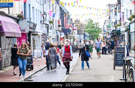 Brighton, Großbritannien, 13. Juli 2021 - Brighton's North Laine District ist heute mit Einkäufern beschäftigt, da Brighton und Hove nach einem alarmierenden Anstieg der Covid-19-Fälle, insbesondere der Delta-Variante, zu einem "erweiterten Reaktionsgebiet" erklärt wurden.der stadtrat soll zusätzliche staatliche Hilfe und Unterstützung erhalten Das würde die Tests ankurbeln und sicherstellen, dass die Stadt sicher und offen für Geschäfte bleiben kann, da die nächste Lockerung der Beschränkungen nächsten Montag beginnen wird.: Credit Simon Dack / Alamy Live News Stockfoto