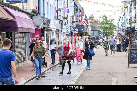 Brighton, Großbritannien, 13. Juli 2021 - Brighton's North Laine District ist heute mit Einkäufern beschäftigt, da Brighton und Hove nach einem alarmierenden Anstieg der Covid-19-Fälle, insbesondere der Delta-Variante, zu einem "erweiterten Reaktionsgebiet" erklärt wurden.der stadtrat soll zusätzliche staatliche Hilfe und Unterstützung erhalten Das würde die Tests ankurbeln und sicherstellen, dass die Stadt sicher und offen für Geschäfte bleiben kann, da die nächste Lockerung der Beschränkungen nächsten Montag beginnen wird.: Credit Simon Dack / Alamy Live News Stockfoto