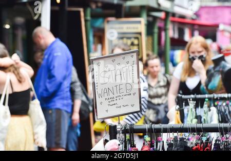 Brighton UK 13. Juli 2021 - Unternehmen im Bezirk North Laine in Brighton suchen heute nach Mitarbeitern.die Stadt, die einen Anstieg des COVID Cases council erfahren hat, soll zusätzliche staatliche Hilfe und Unterstützung erhalten, die die Tests ankurbeln und sicherstellen würde, dass die Stadt sicher und offen bleiben kann Das Geschäft als die nächste Lockerung der Beschränkungen beginnt am kommenden Montag .: Credit Simon Dack / Alamy Live News Stockfoto