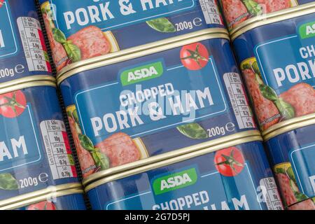 ASDA-Fleisch/Spam aus gehacktem Schweinefleisch und Schinken aus der Dose mit eigenem Etikett. Für Lebensmittelverpackungen Etikettierung, Lebensmittelkonservierung, Eigenetikett Supermarkt Lebensmittel. Stockfoto