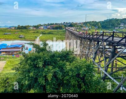 Mon Bridge, alte Holzbrücke bei Sonnenuntergang in Sangkhlaburi, Kanchanaburi, Thailand Stockfoto