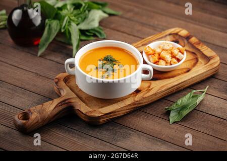 Linsensuppe mit Dill und Croutons Stockfoto