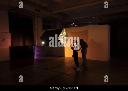 Installation visueller Kunst, um das Bewusstsein für unseren Planeten Erde zu schärfen, in Base, Mailand, Italien. Stockfoto