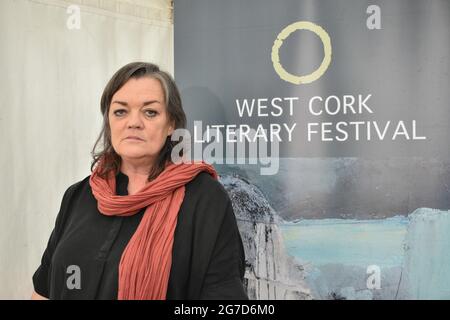 Bantry, West Cork, Irland. Juli 2021. West Cork Literary Festival der letzte Tag der Live-Veranstaltungen im Freien mit zahlreichen Schriftstellern. Unten abgebildet Louise Kennedy. Kredit: Karlis Dzjamko/Alamy Live Nachrichten Stockfoto