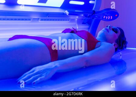 Frau im Bikini Bräunen im Solarium Wellness spa Stockfoto