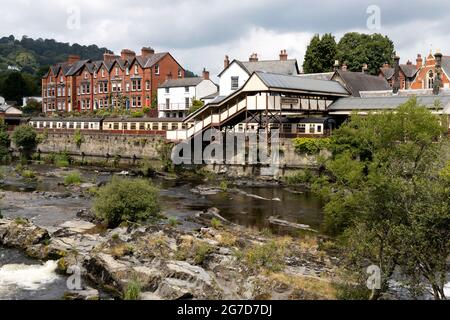 Der Fluss Dee verläuft durch die Stadt Llangollen in Denbighshire Stockfoto