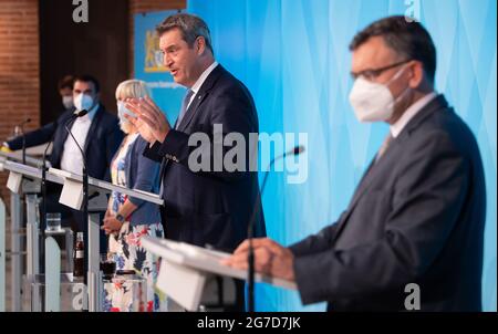 München, Deutschland. Juli 2021. Klaus Holetschek (l-r), Gesundheitsminister Bayerns, Carolina Trautner, Sozialministerin, Markus Söder (CSU), Ministerpräsident, und Florian Herrmann (alle CSU), Leiter der Bayerischen Staatskanzlei, nehmen nach einer Kabinettssitzung an einer Pressekonferenz Teil. Unter den Themen wird die aktuelle Situation in der Corona-Krise sein. Quelle: Sven Hoppe/dpa/Alamy Live News Stockfoto