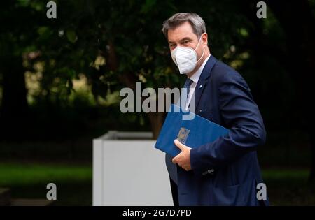 München, Deutschland. Juli 2021. Der bayerische Ministerpräsident Markus Söder (CSU) kommt nach einer Kabinettssitzung zu einer Pressekonferenz. Zu den Themen gehört die aktuelle Situation in der Corona-Krise. Quelle: Sven Hoppe/dpa/Alamy Live News Stockfoto