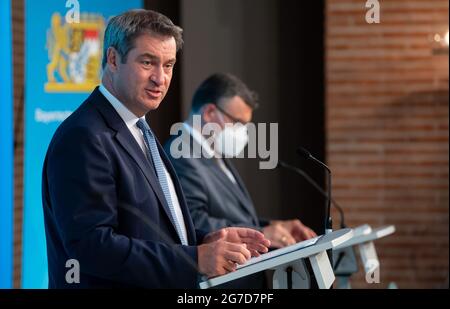 München, Deutschland. Juli 2021. Der bayerische Ministerpräsident Markus Söder (L, CSU) und Florian Herrmann (CSU), Leiter der Bayerischen Staatskanzlei, nehmen nach einer Kabinettssitzung an einer Pressekonferenz Teil. Zu den Themen, die diskutiert werden, gehört die aktuelle Situation in der Corona-Krise. Quelle: Sven Hoppe/dpa/Alamy Live News Stockfoto