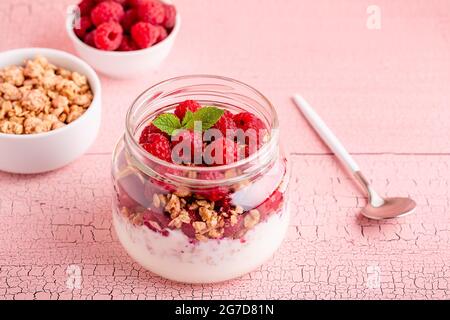 Gesundes Frühstück. Müsli/Müsli Joghurt und Obst in Gläsern serviert. Stockfoto